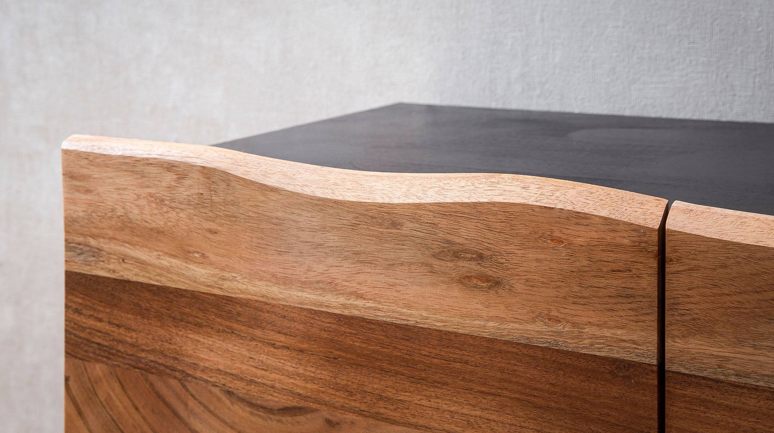 Sideboard Akazie massiv lackiert 180 cm - mit Baumkante - HALVOR