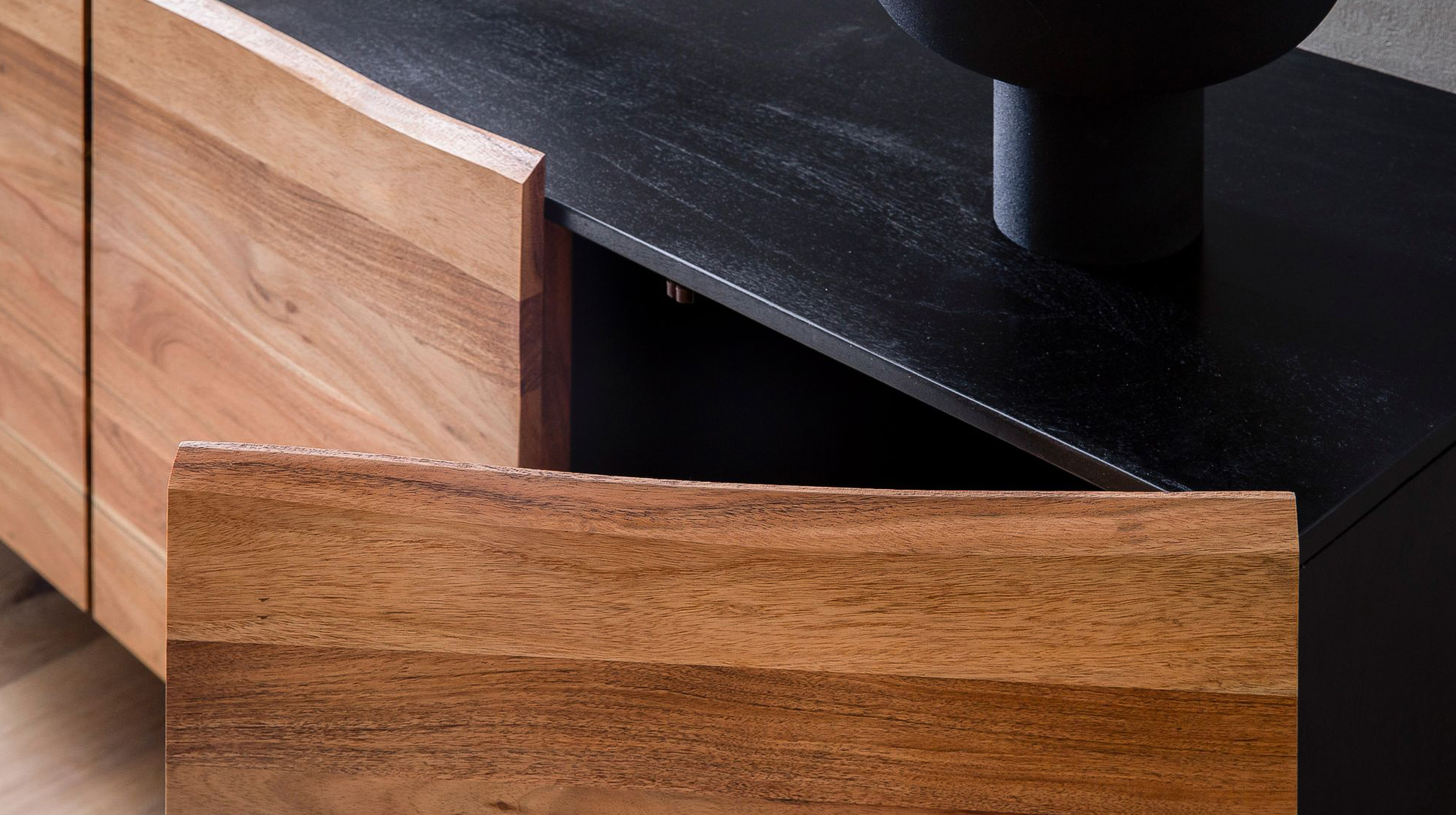 Sideboard Akazie massiv lackiert 180 cm - mit Baumkante - HALVOR