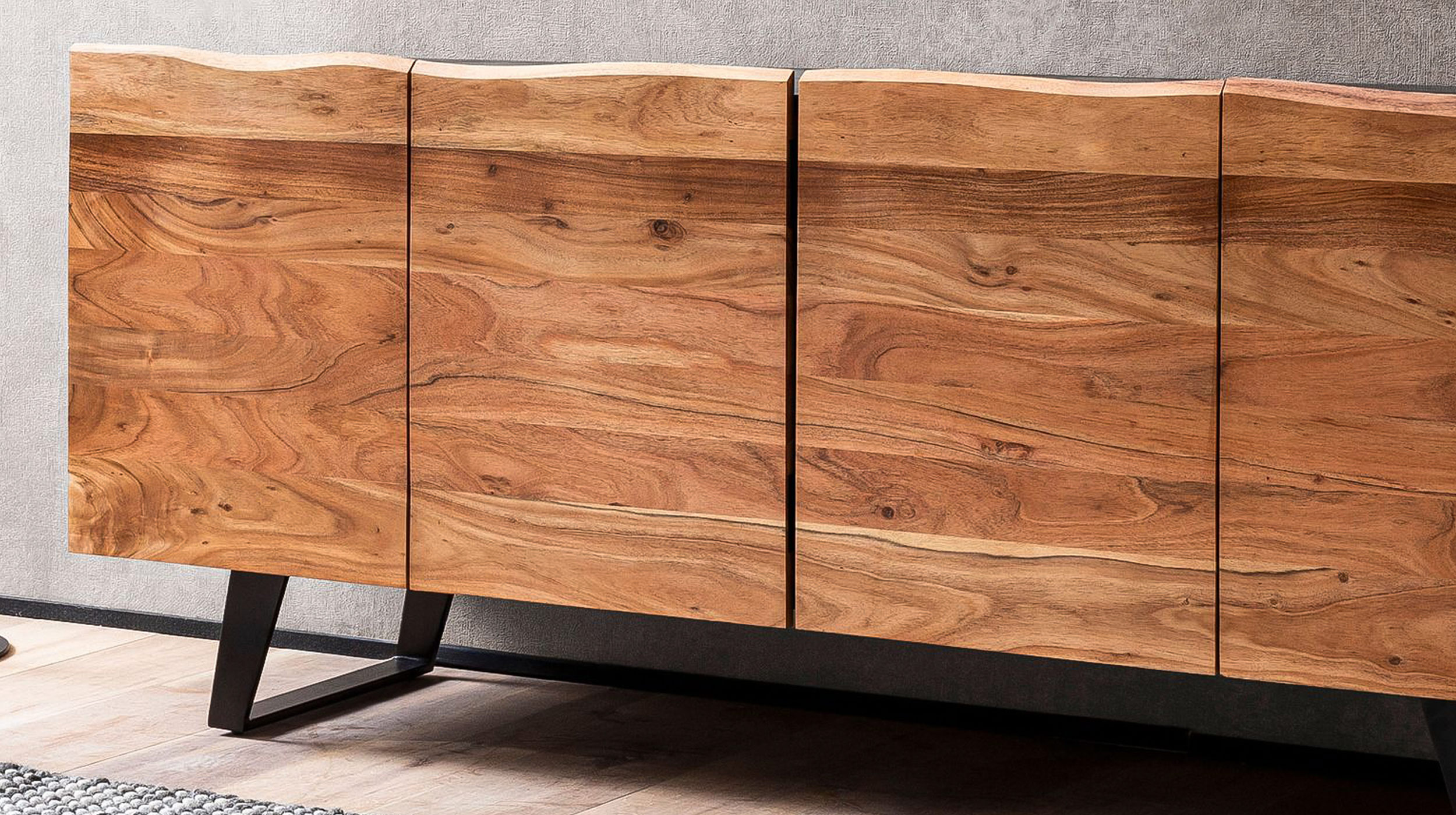 Sideboard Akazie massiv lackiert 180 cm - mit Baumkante - HALVOR