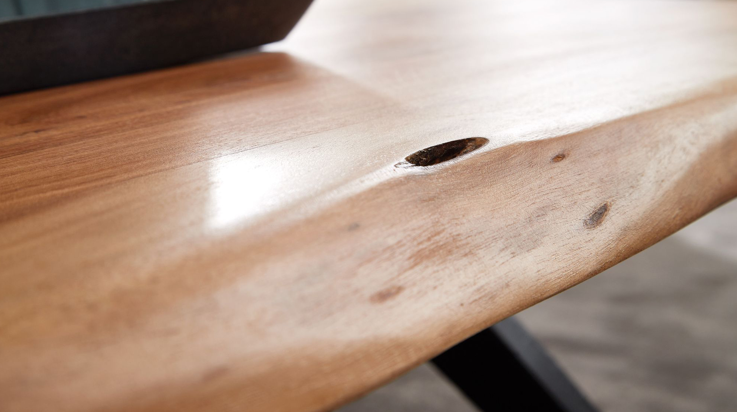 Couchtisch Baumkantentisch Optik 115 cm Akazie massiv - BRAGI